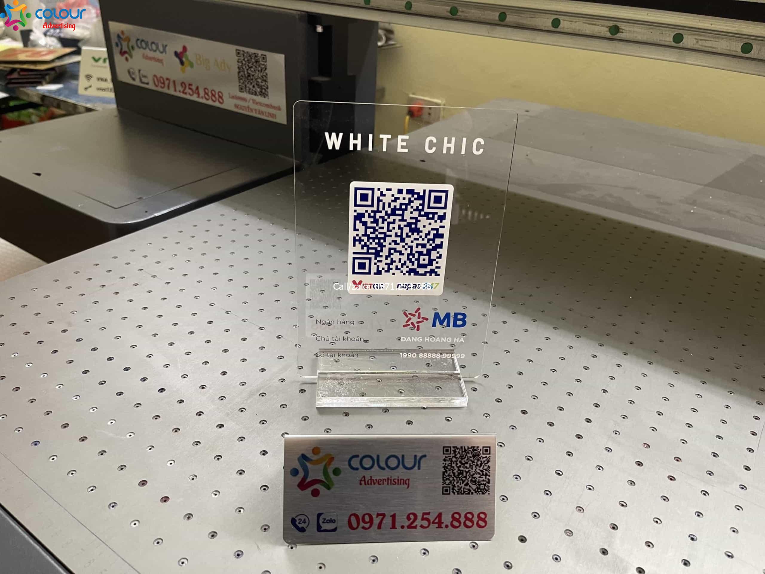 Làm bảng mica quét mã QR để bàn đẹp giá rẻ lấy ngay