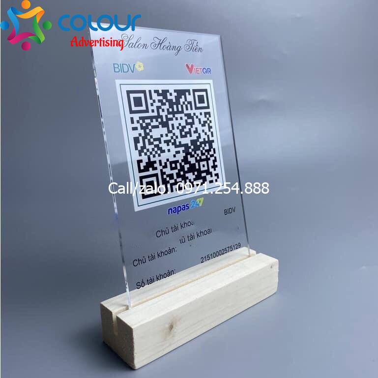 Làm bảng mica quét mã QR để bàn đẹp giá rẻ lấy ngay