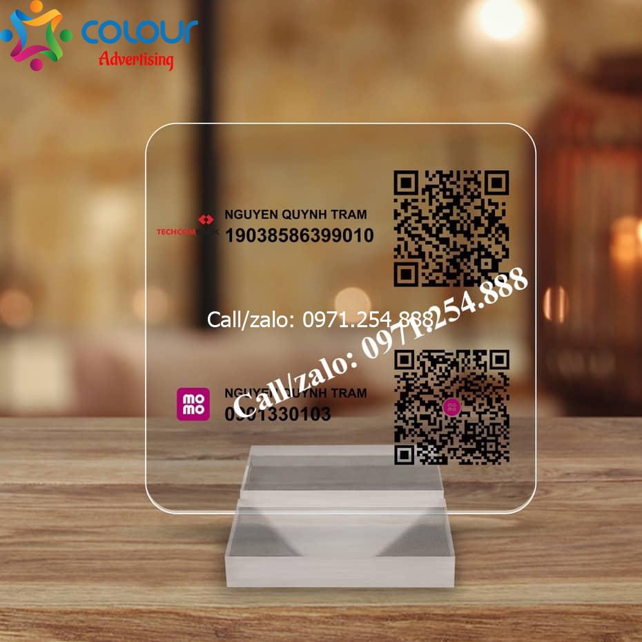 Làm bảng mica quét mã QR để bàn đẹp giá rẻ lấy ngay