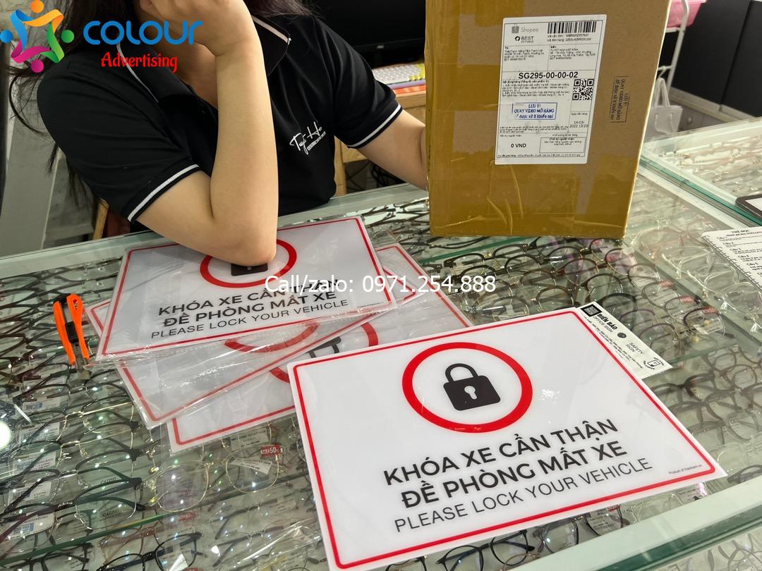 Biển báo vui lòng khoá xe cẩn thận giá rẻ lấy ngay trên mọi chất liệu
